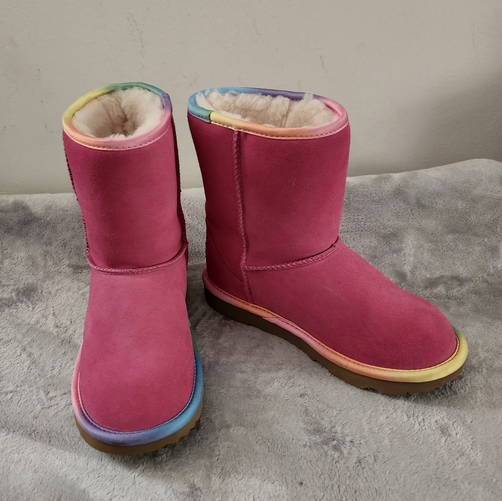 UGG Girls' Classic II Boots  Size: 3 Color: Fuchsia Pink w/ Rainbow Piping